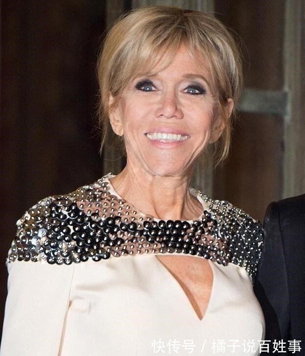 亮片|布丽吉特终于挽起头发,穿亮片长裙好美,牵手小24岁老公一脸幸福!