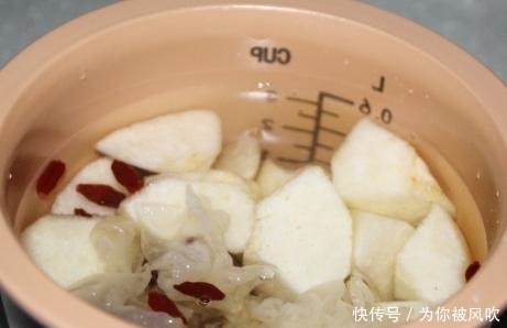 雪梨|多给孩子喝雪梨银耳润燥汤,每天喝一碗,清爽解燥又舒服