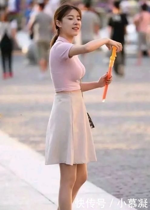 丰满的打底裤美女,举手投足间尽显女性韵味!多肉才是真的美