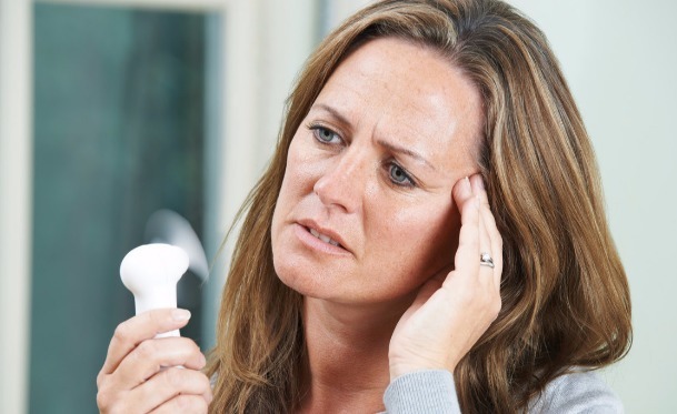 异常|女生身体出现3个异常,大概离停经不远了,多吃3物可延缓绝经期!