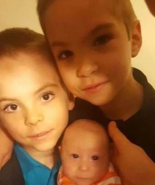 侏儒症|婴儿刚出生就被判侏儒症停止发育,父母不愿放弃如今变成这样!