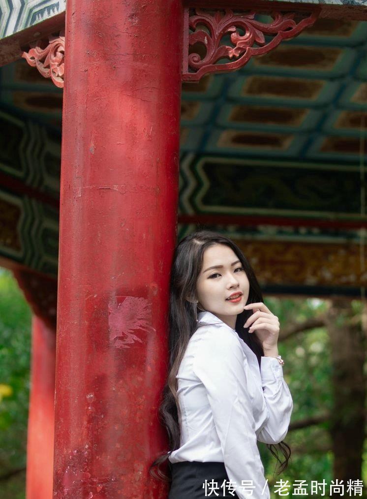 穿搭|包臀短裙搭配白色衬衫,是非常百搭的职场穿搭,简洁大方又时尚