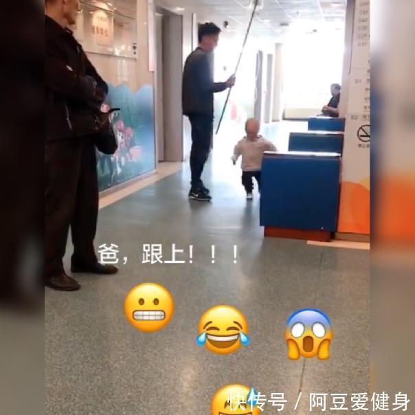 孩子|“超霸气萌娃”医院输液走红,哪怕是输液也丝毫不能影响我溜爸爸