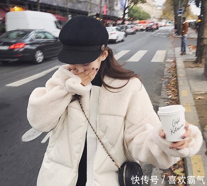 建议大家:羽绒服就买下面这颜色的,保暖还显年轻,几年不过时