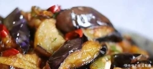 倒入锅中|炒茄子时,切记不要先放油第一步不能错,否则茄子吸油还发黑