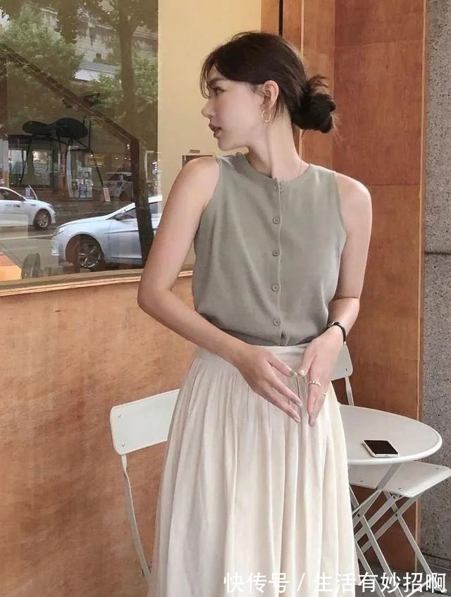 搭配 女人不管多大年纪,夏季建议多穿“极简风”,优雅到骨子里了!