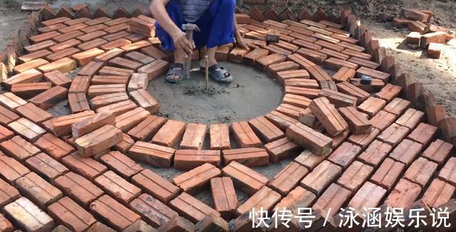 院子|老爸在家闲不住,用红砖铺院子,拼花效果比大理石还好看耐用