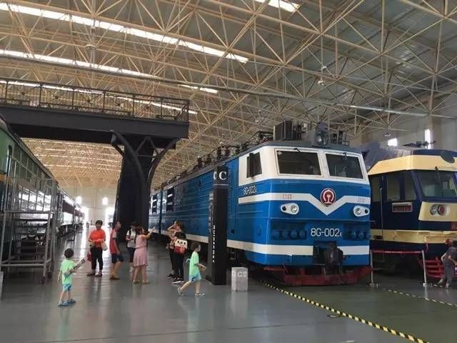 屯佃社区青少年参观中国铁道博物馆