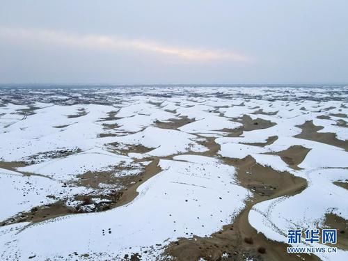 雪落塔克拉玛干沙漠