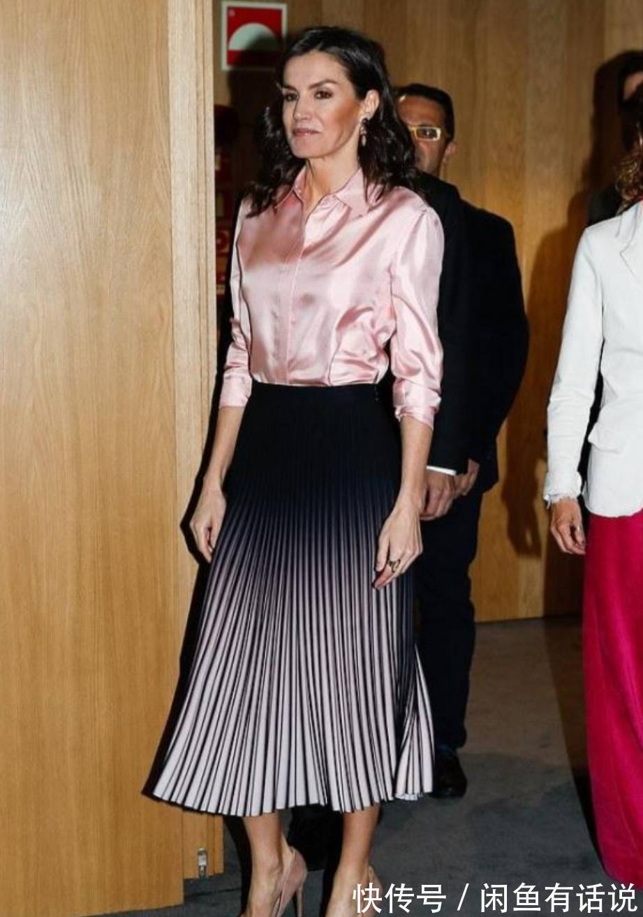 莱后|西班牙王后90斤都不到,身形消瘦气质却高级,衬衫搭半裙真加分