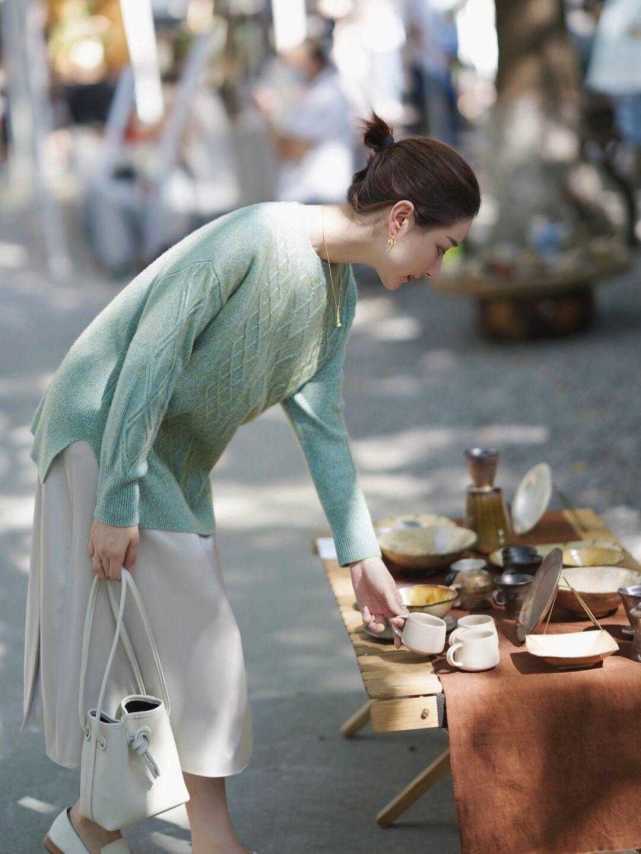 毛衣|秋冬季,“薄荷色”毛衣火了,搭配上白色半身裙温柔优雅,超洋气