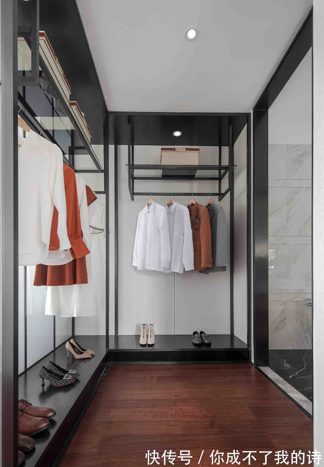 针线活|122㎡现代时尚,心灵手巧的女主,在家布置工作台,做起针线活