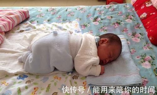 好处|宝宝爬着睡的好处你知道吗 别在强行给孩子翻身了, 顺其自然才好