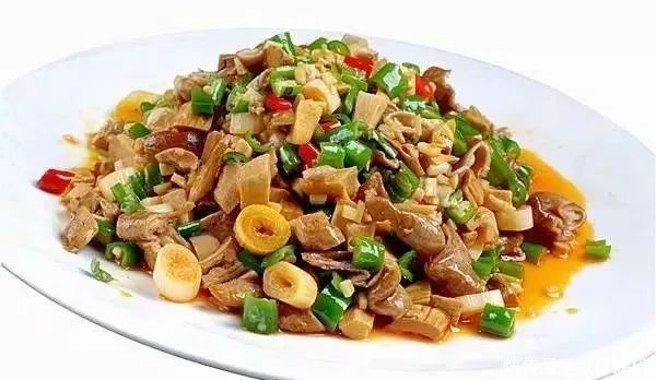 一个人就能吃掉一大盘的家常菜，酱香浓郁、鲜美无比，拌饭吃真香