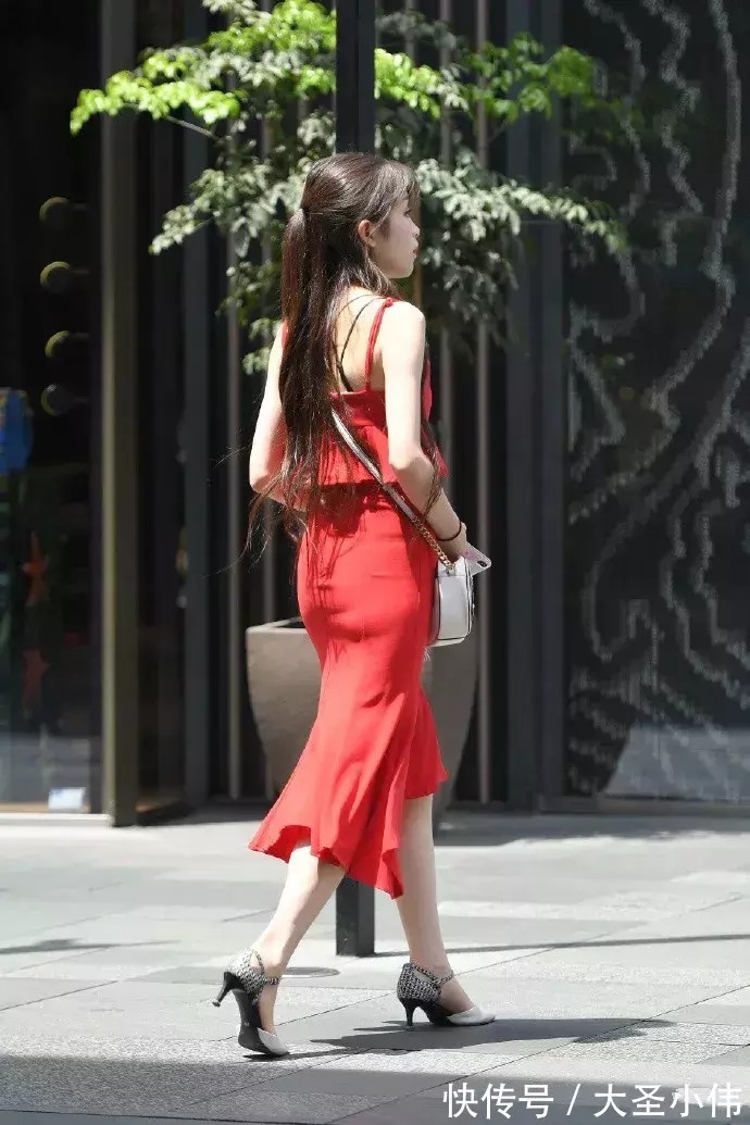 连衣裙 美女街拍:一双高跟鞋气质搭配,让女性的美更加赏心悦目