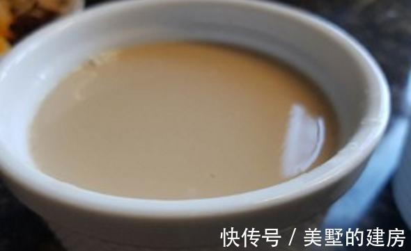 做姜撞奶时，先放牛奶，还是先放姜？跟着广东大厨学，嫩滑香浓