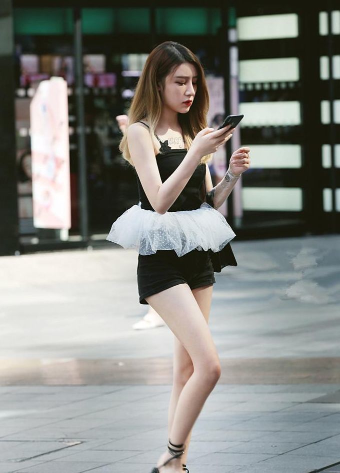 街拍：身穿红色抹胸连衣裙的美女，白皙的香肩与修长美腿，温婉可人