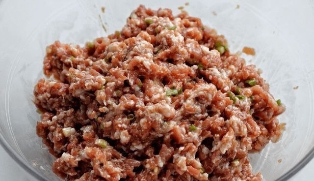 调肉馅时，有人先加水，有人先加油，顺序弄错，饺子吃着不鲜不嫩