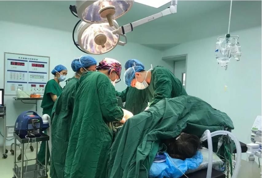 医生|54岁女子,肝癌晚期,化疗2次离世,医生怒斥:冰箱1物伤肝又索命