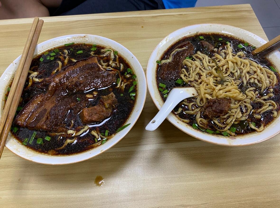 深巷里的老面馆,开了近三十年只有六张桌子,食客面里的肉真多