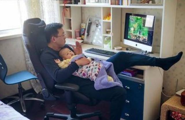 母亲|宝爸穿“女装”走红,为哄女儿高兴,宝爸把自己打扮成了“妈妈”