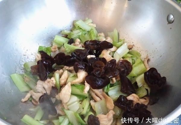 女人|这菜女人抓紧吃,养血驻颜,肌肤红润,味道鲜美,常吃气色好!