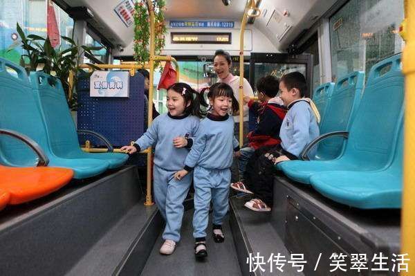 自尊心|孩子公交上“拉臭臭”,乘客怨声不断,一旁妈妈的做法让人称赞