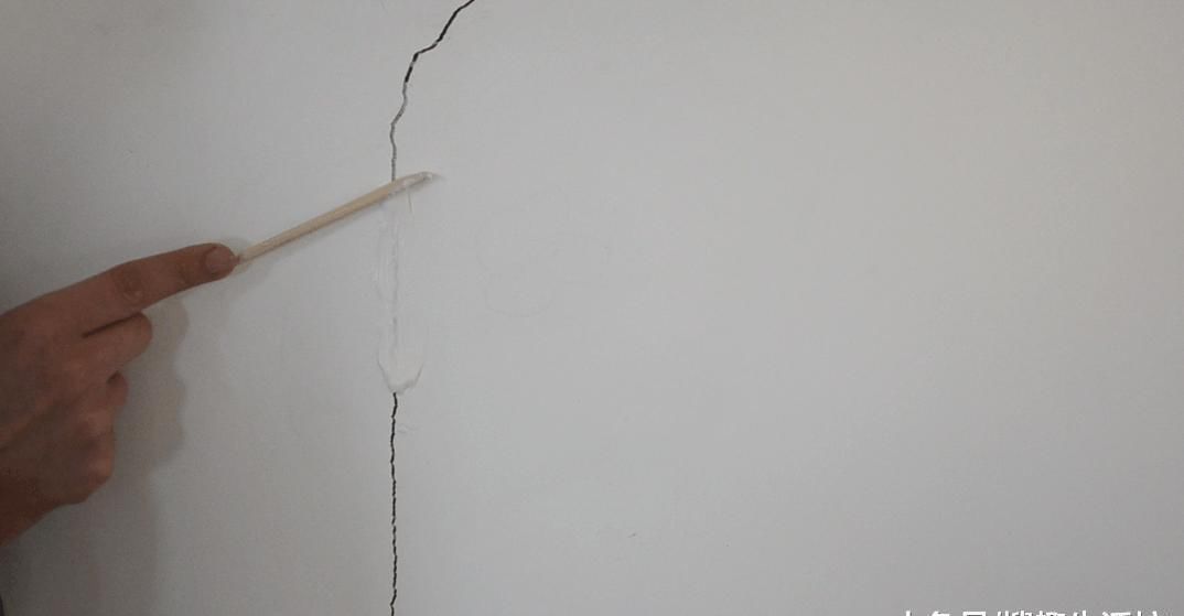 家里白墙不仅脏还有裂缝怎么办 用它涂一涂, 墙壁立马焕然一新