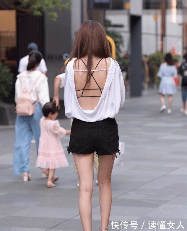 露背衫 美女的白色露背衫搭配黑色短裤,很吸引人的目光!