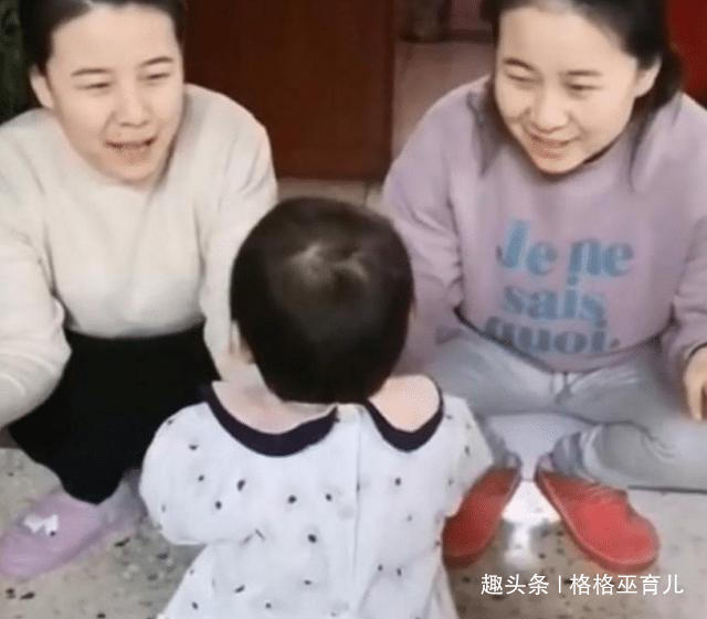 小姨|小姨与妈妈是双胞胎,两人同时要抱女儿时,女儿的反应让人笑喷了