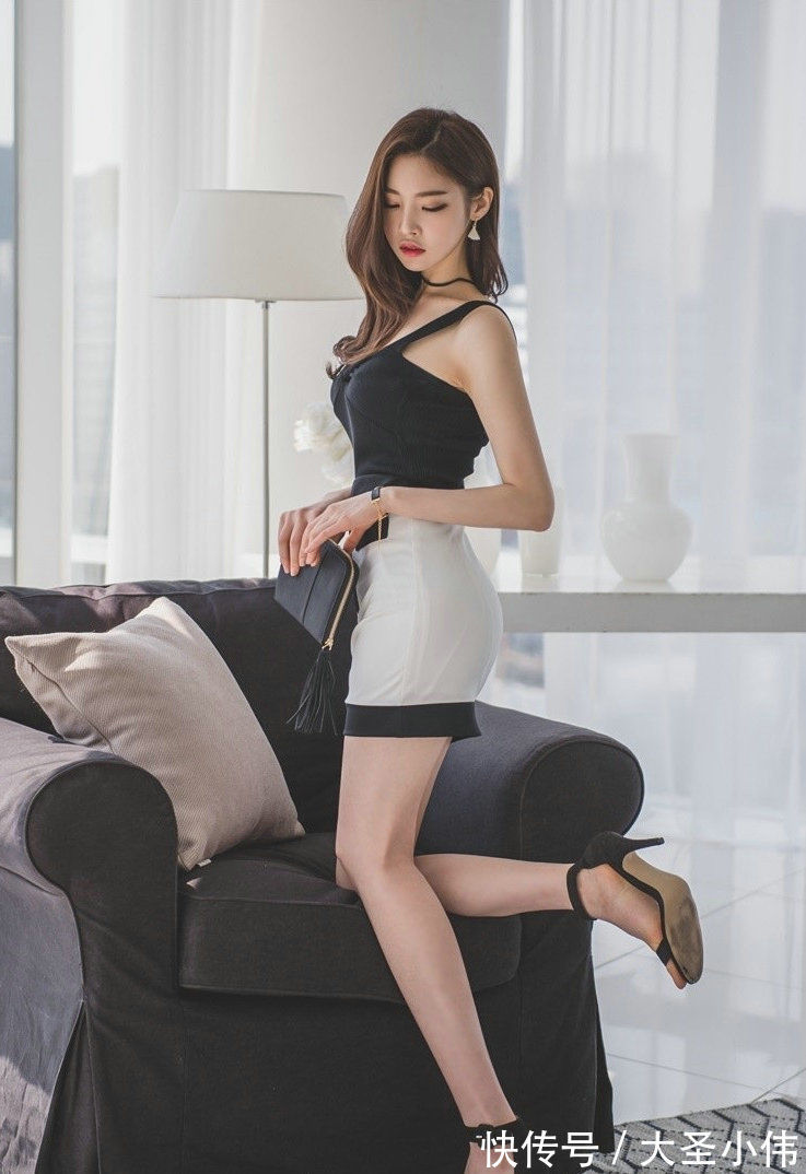 连衣裙|美女街拍:黑白拼接的连衣裙时尚吸睛,外搭一件黑色针织开衫,很是休闲时尚