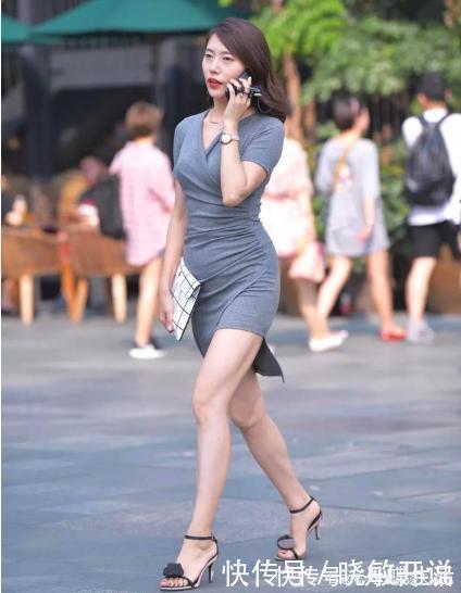 高跟鞋 深灰色v领连衣裙搭配白色黑条纹布包，款式新颖，设计独特