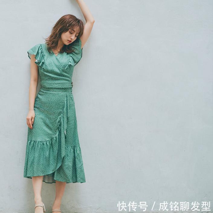 女人|30+的女人别再走甜美风了,试试“轻熟风”穿搭,优雅时尚又减龄