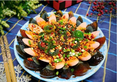  教学|教学每天一道菜，黄瓜拌皮蛋的做法，一碗料汁就够了