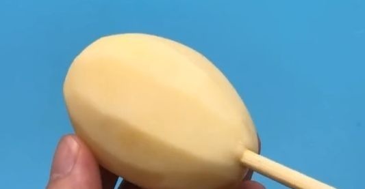 切了这么多年的土豆丝，才知道土豆上插根筷子这么厉害，学会受用一生！