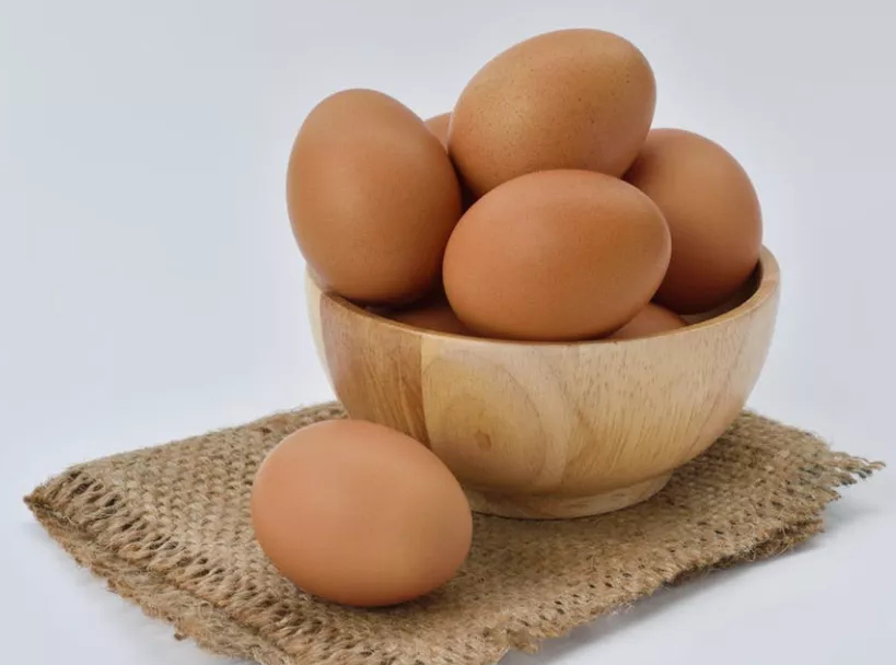 年夜饭，猪肉这样做赛过粉蒸肉！加上两个鸡蛋，小孩抢着吃它