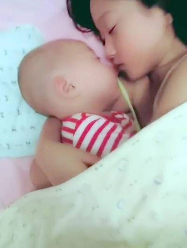 以为姐姐和弟弟睡着了,妈妈掀开被子看到这画面,瞬间心都暖化了