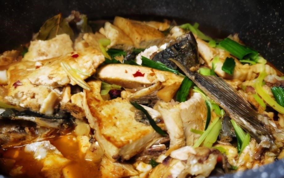 草鱼我家从不清蒸，放鸡蛋液里裹一裹，出锅解馋过瘾，连汤也不剩