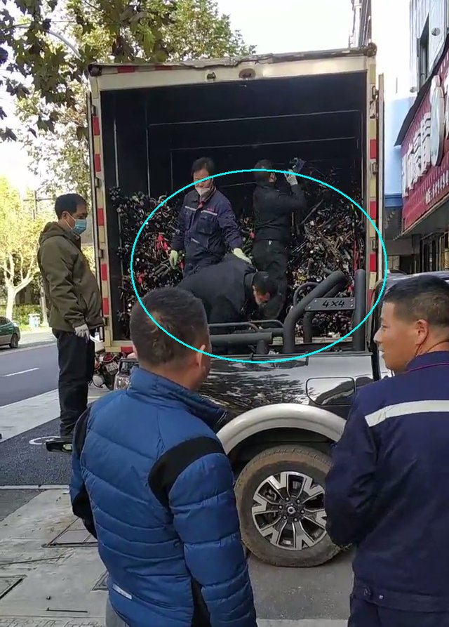 千岛湖钓友拍到一大车鱼竿被运去销毁，钓友:至少价值几十万