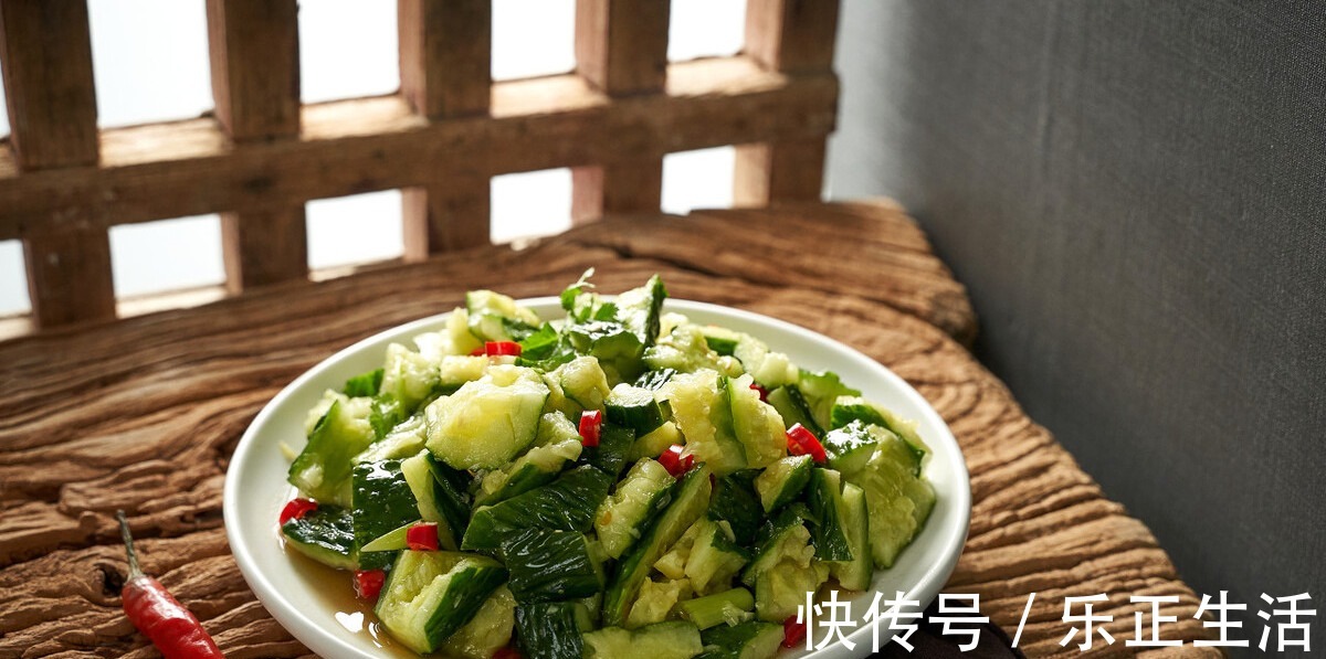 好吃|凉拌黄瓜时,不要直接用盐腌,牢记3技巧,黄瓜脆爽又好吃
