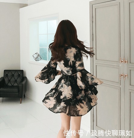 柔美|小姐姐爱穿碎花短裙,勾勒性感曲线,增添了女人妩媚的气息