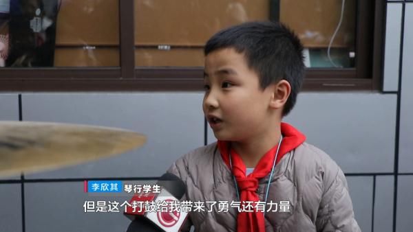 架子鼓|氛围拉满！一群小学生围着架子鼓合唱！贵州这群小朋友“火了”