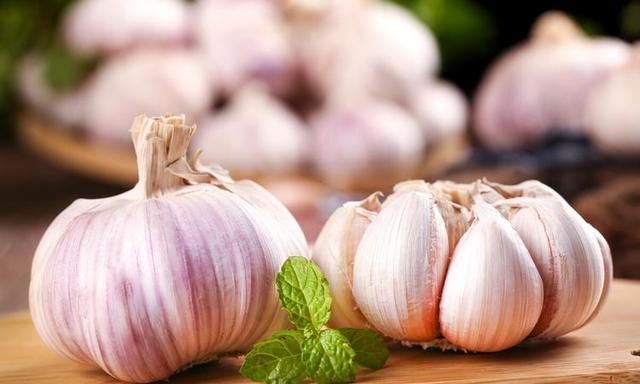 西红柿|高血压不能吃洋葱?医生提醒:想要血压平稳,可以常吃这4种食物