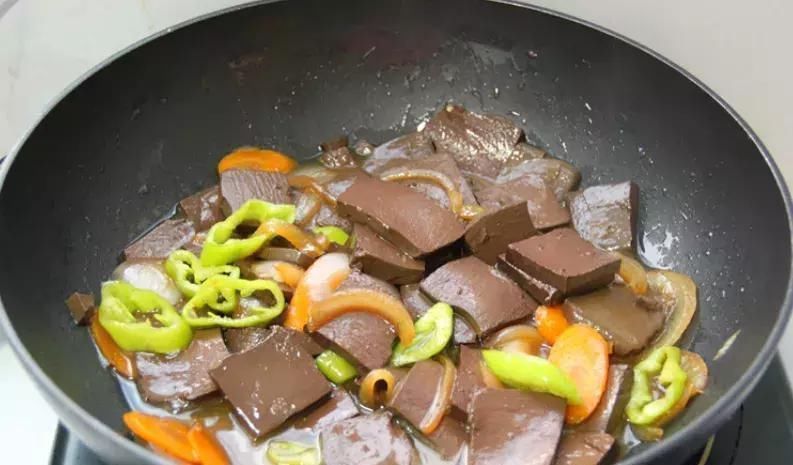 洋葱和此物一起炒，每天炒一盘，气血足了，软化血管，血管通畅了