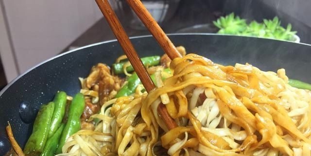 香死了,豆角焖面这么做面条筋道,豆角嫩,孩子直呼要吃三大碗