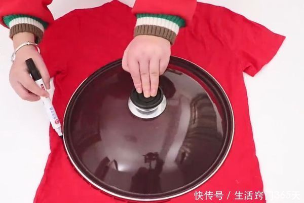 实用|把锅盖放在旧衣服上,剪一剪,缝一缝,放在家里超实用!