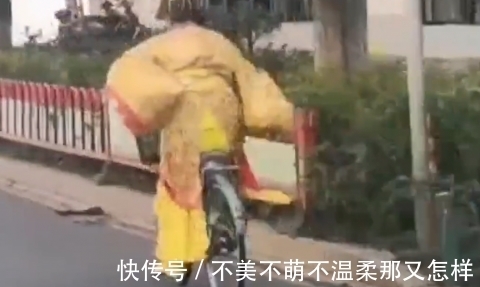 |男子穿龙袍骑自行车一路狂蹬,画面太搞笑!网友:赶去上朝?