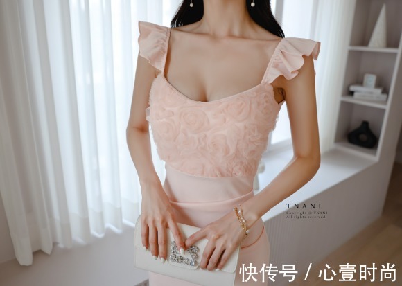 搭配|女神孙允珠高清时尚搭配:莫雷利亚田园蔷薇浪漫挂肩裙
