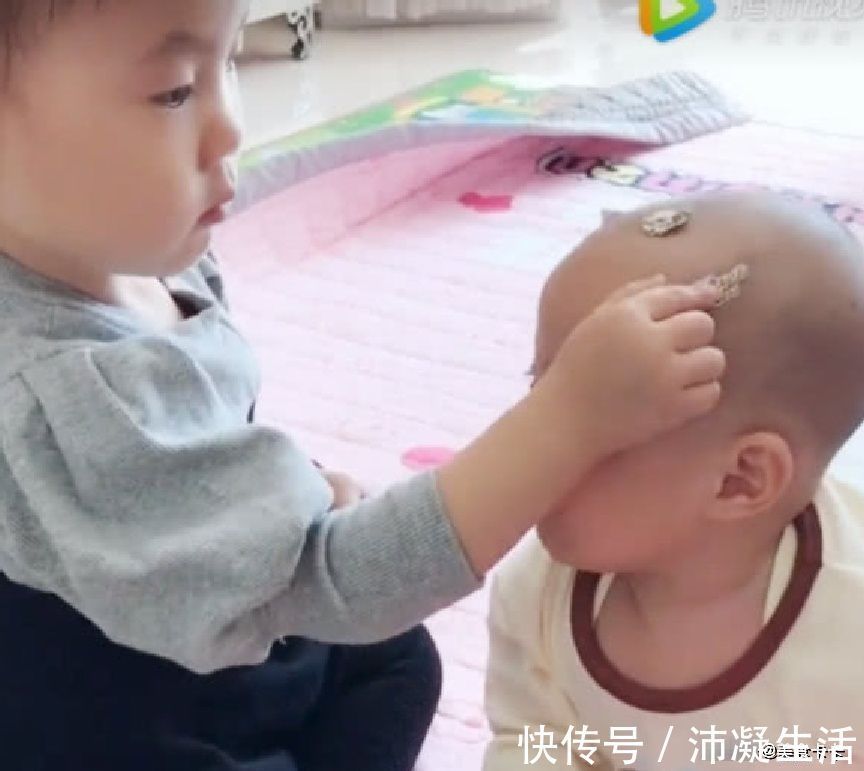 小姐姐|妈妈让姐姐照看弟弟,进屋看到眼前画面乐翻,网友:不闹就行