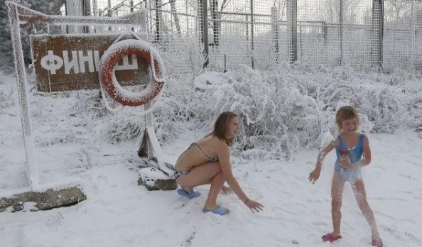 起跑线|教练将8个月婴儿直接扔下水,宝妈镇定拍摄中国的父母会这样吗